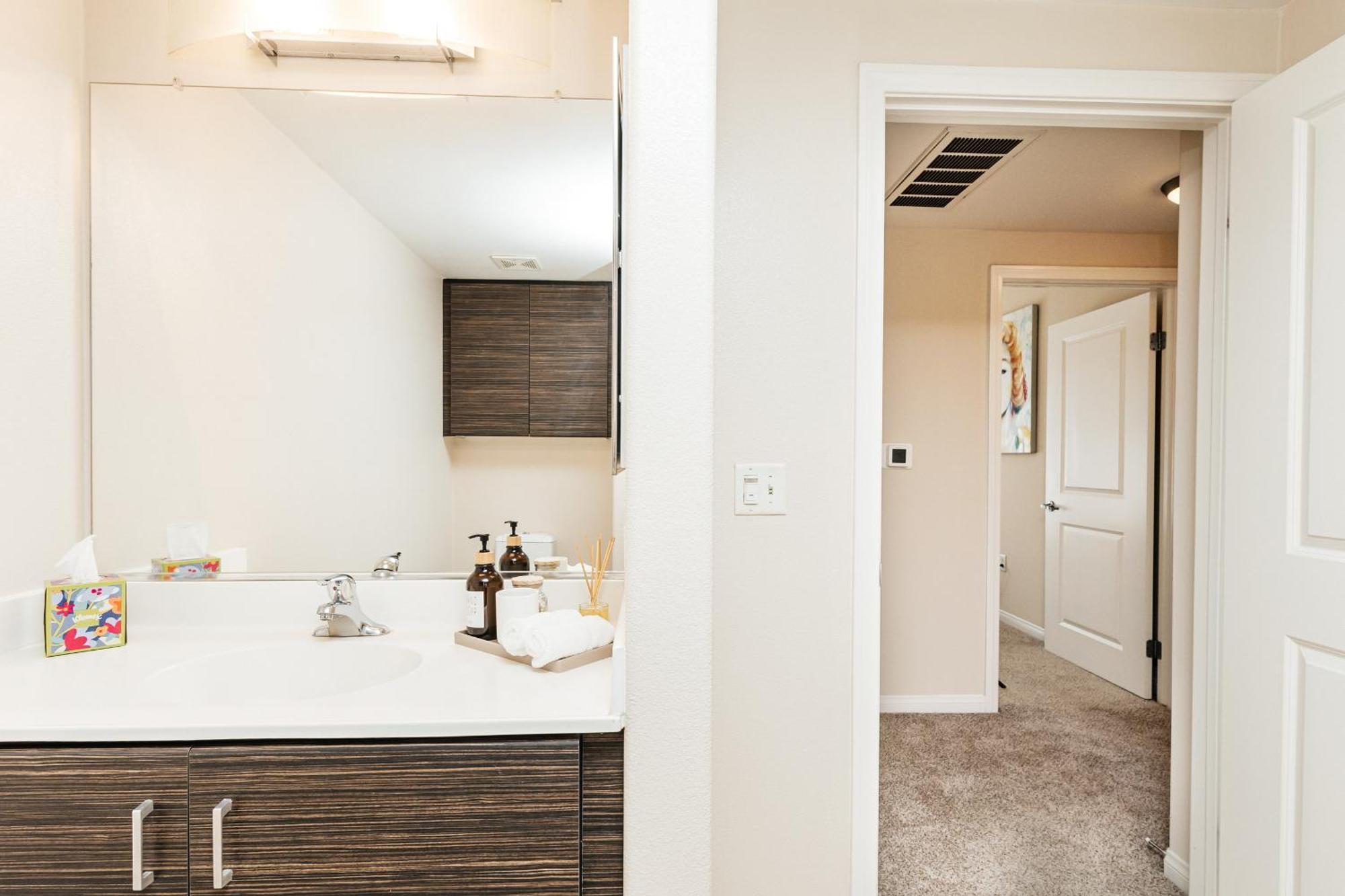 Luxury One Bedroom Minutes From The Grove Apartment *