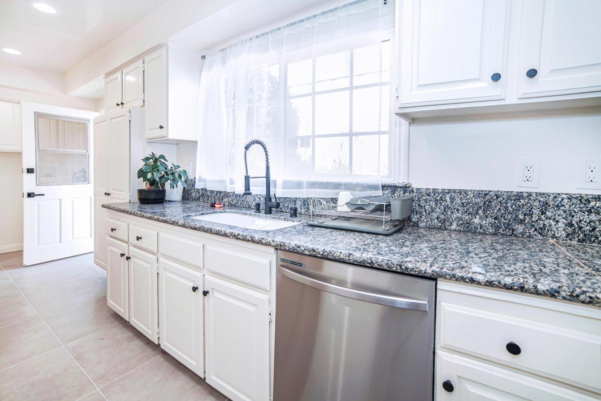 Chic Staylish 2-bedroom 1-bathroom By Santa Monica & Ucla Area Holiday home