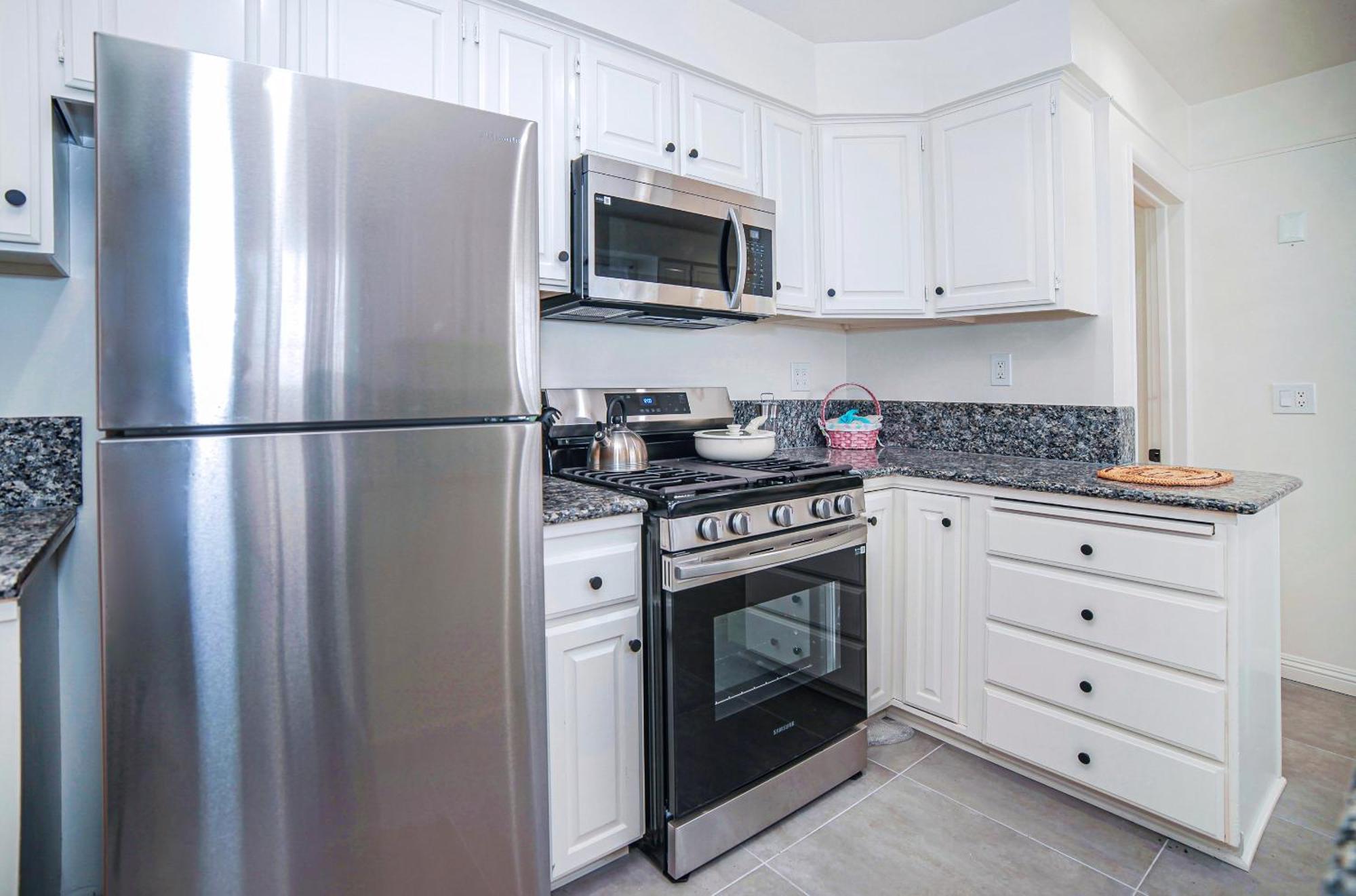 Chic Staylish 2-bedroom 1-bathroom By Santa Monica & Ucla Area *