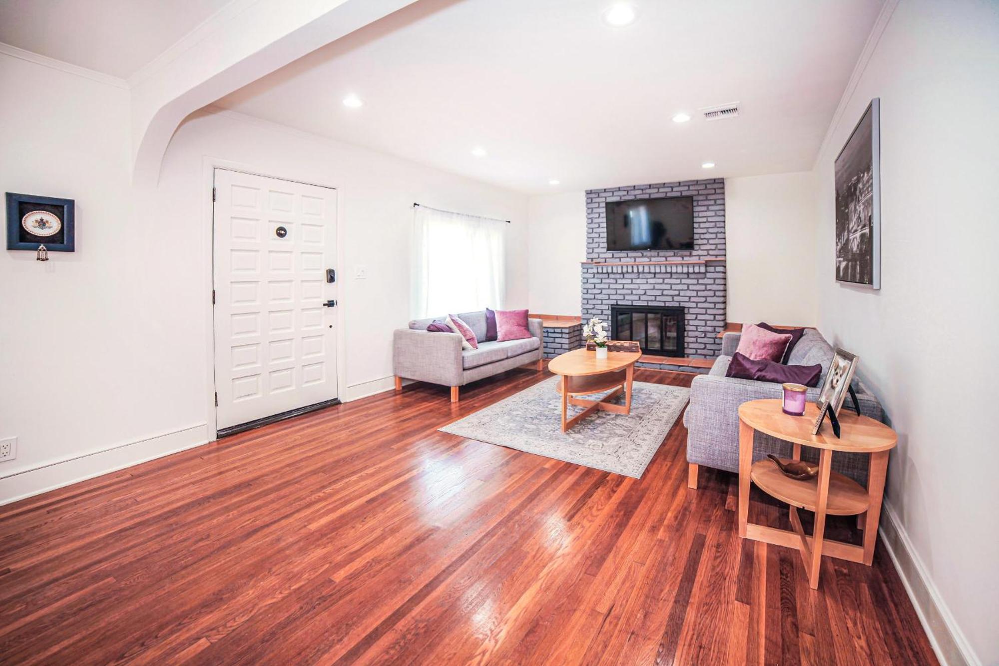 Chic Staylish 2-bedroom 1-bathroom By Santa Monica & Ucla Area Holiday home Los Angeles