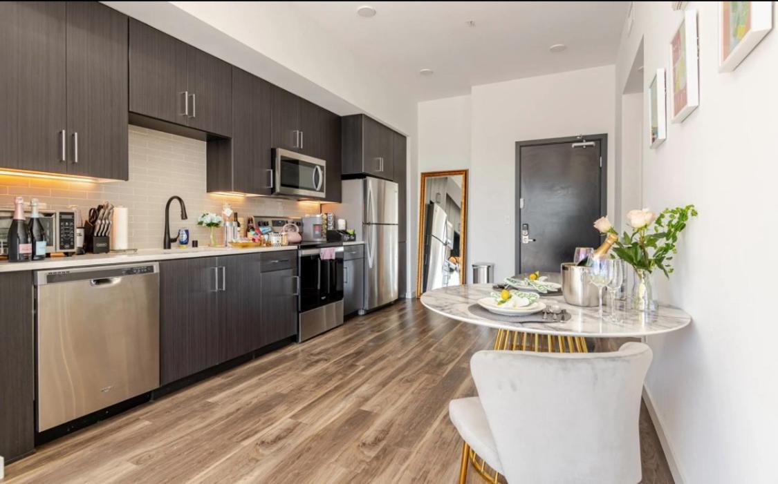 Hollywood Apartment *