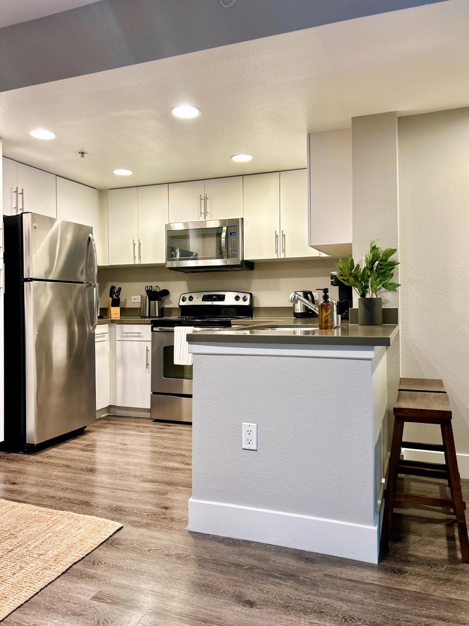 Stunning 2bd 2bth In Santa Monica! Apartment