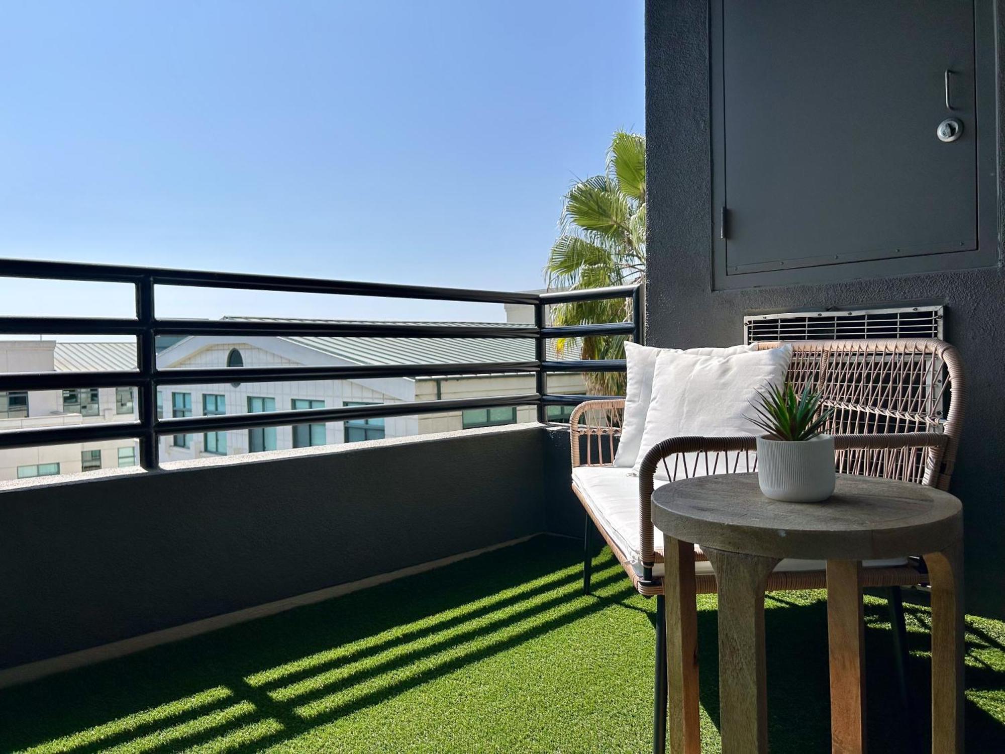 Stunning 2bd 2bth In Santa Monica!