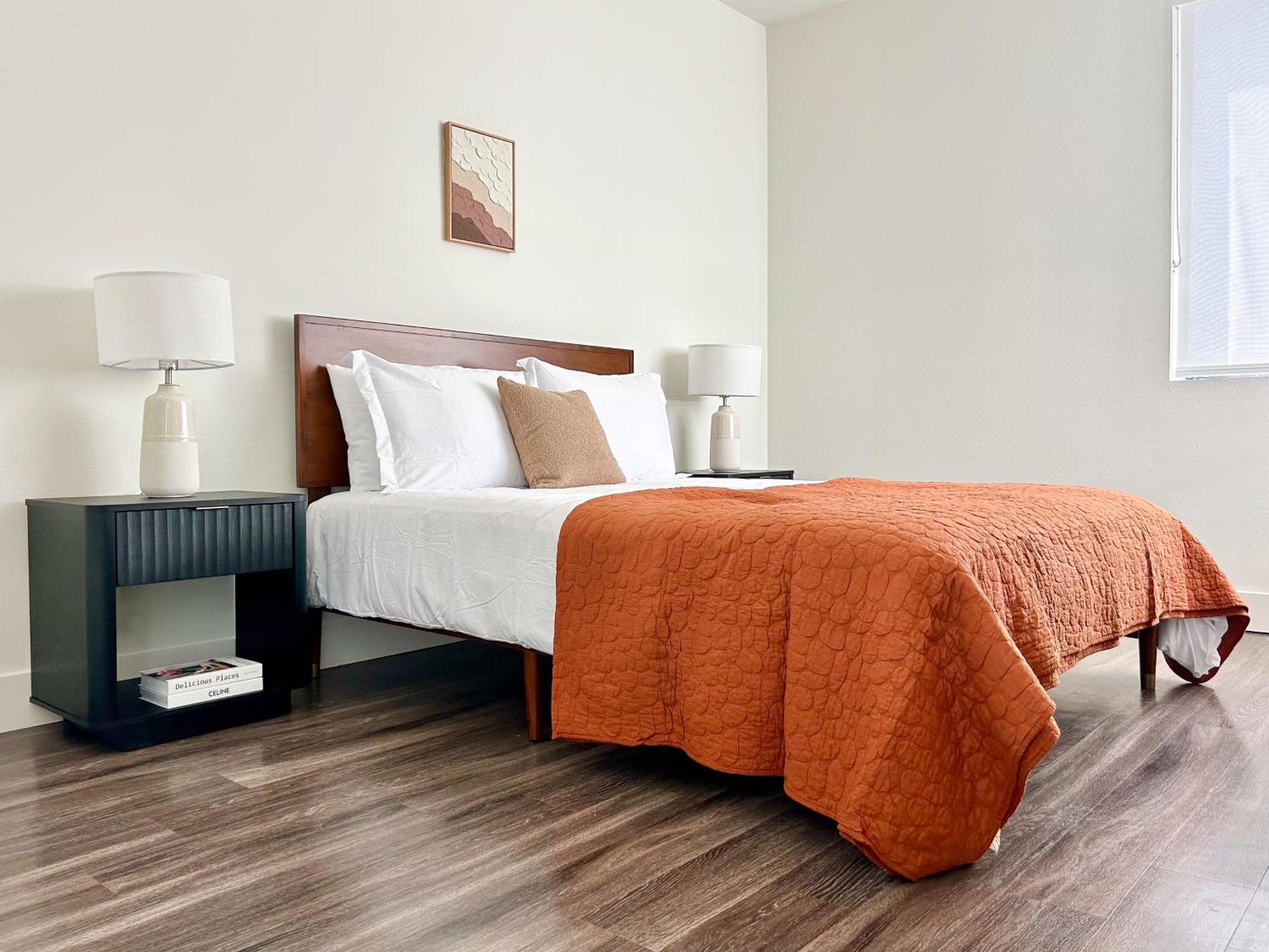 Trendy 2bd 2bth Steps From Downtown Santa Monica With Ocean Views!