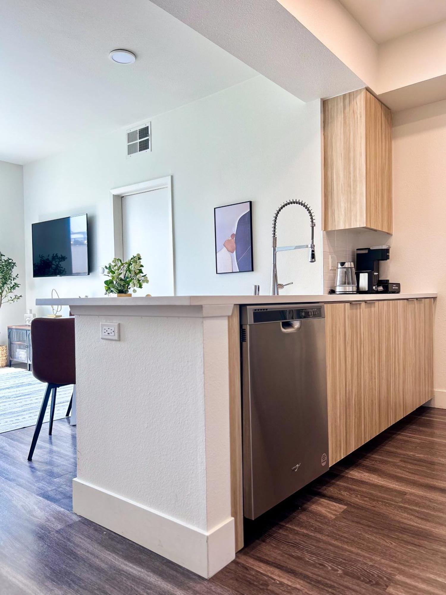 Apartment Trendy 2bd 2bth Steps From Downtown Santa Monica With Ocean Views! Los Angeles