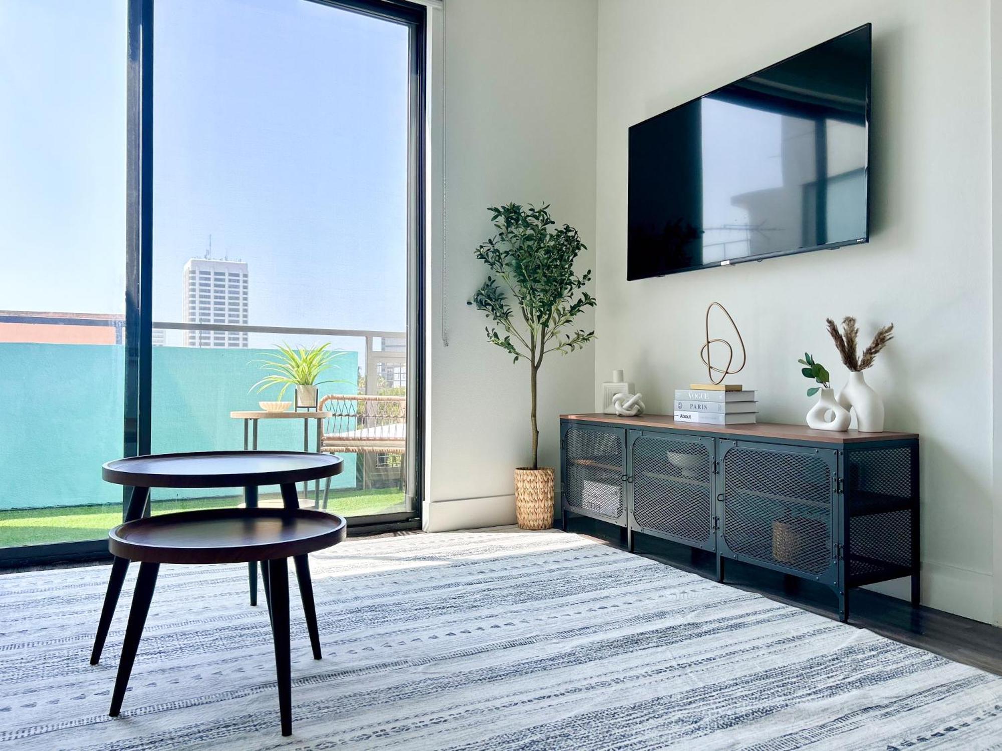 Apartment Trendy 2bd 2bth Steps From Downtown Santa Monica With Ocean Views! *