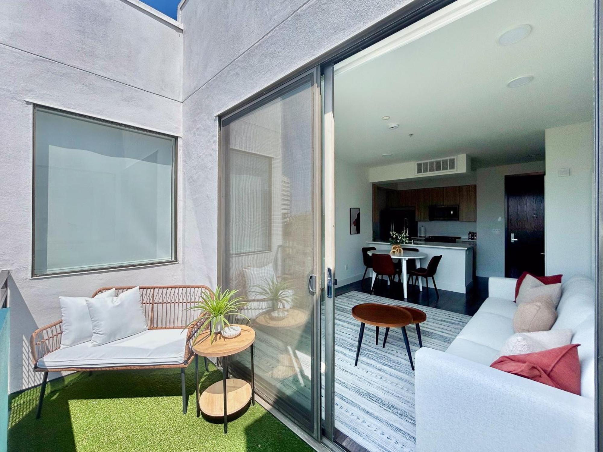 Trendy 2bd 2bth Steps From Downtown Santa Monica With Ocean Views! Apartment Los Angeles