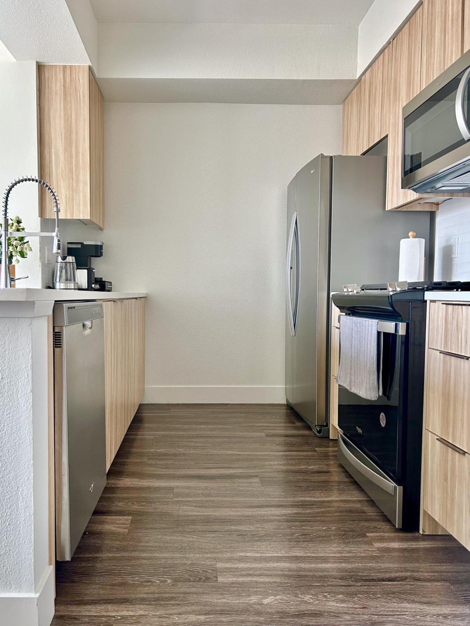 Trendy 2bd 2bth Steps From Downtown Santa Monica With Ocean Views! *