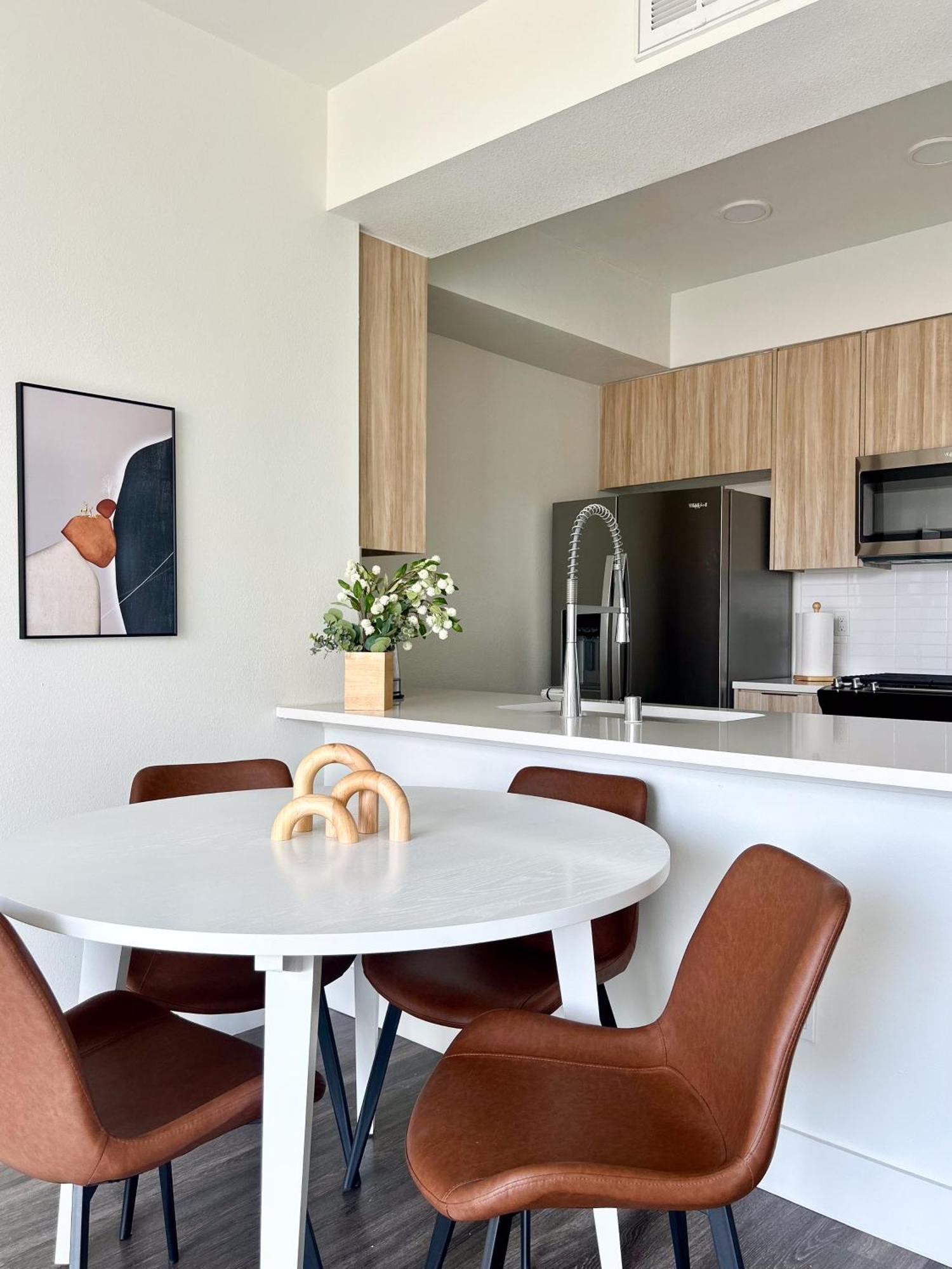 Trendy 2bd 2bth Steps From Downtown Santa Monica With Ocean Views! Apartment