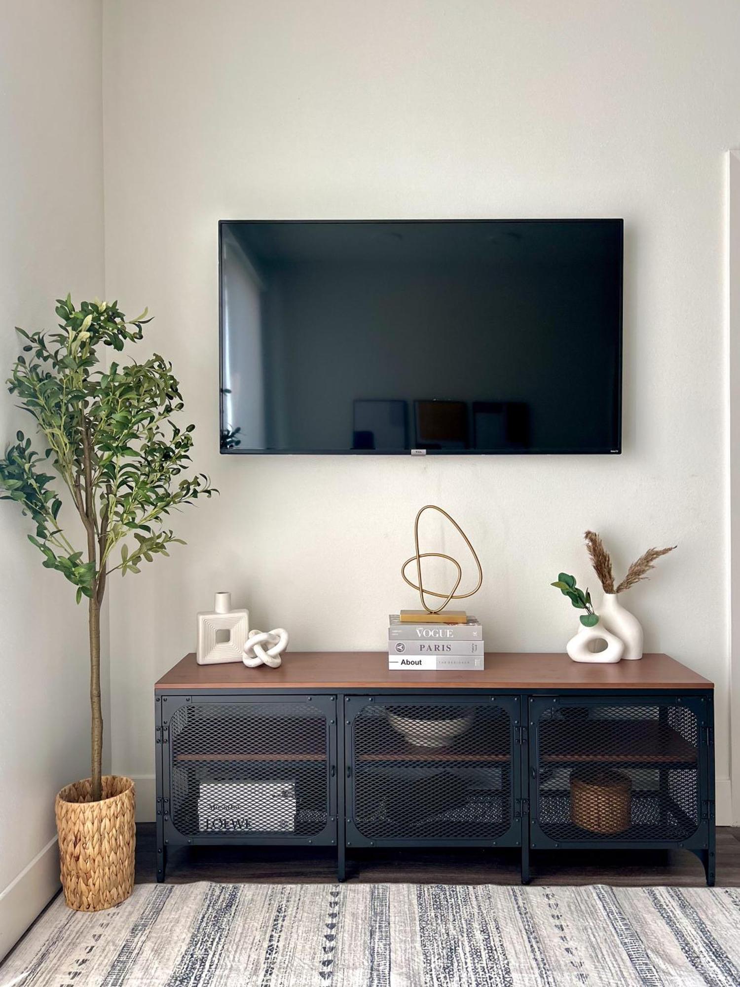 Trendy 2bd 2bth Steps From Downtown Santa Monica With Ocean Views! *