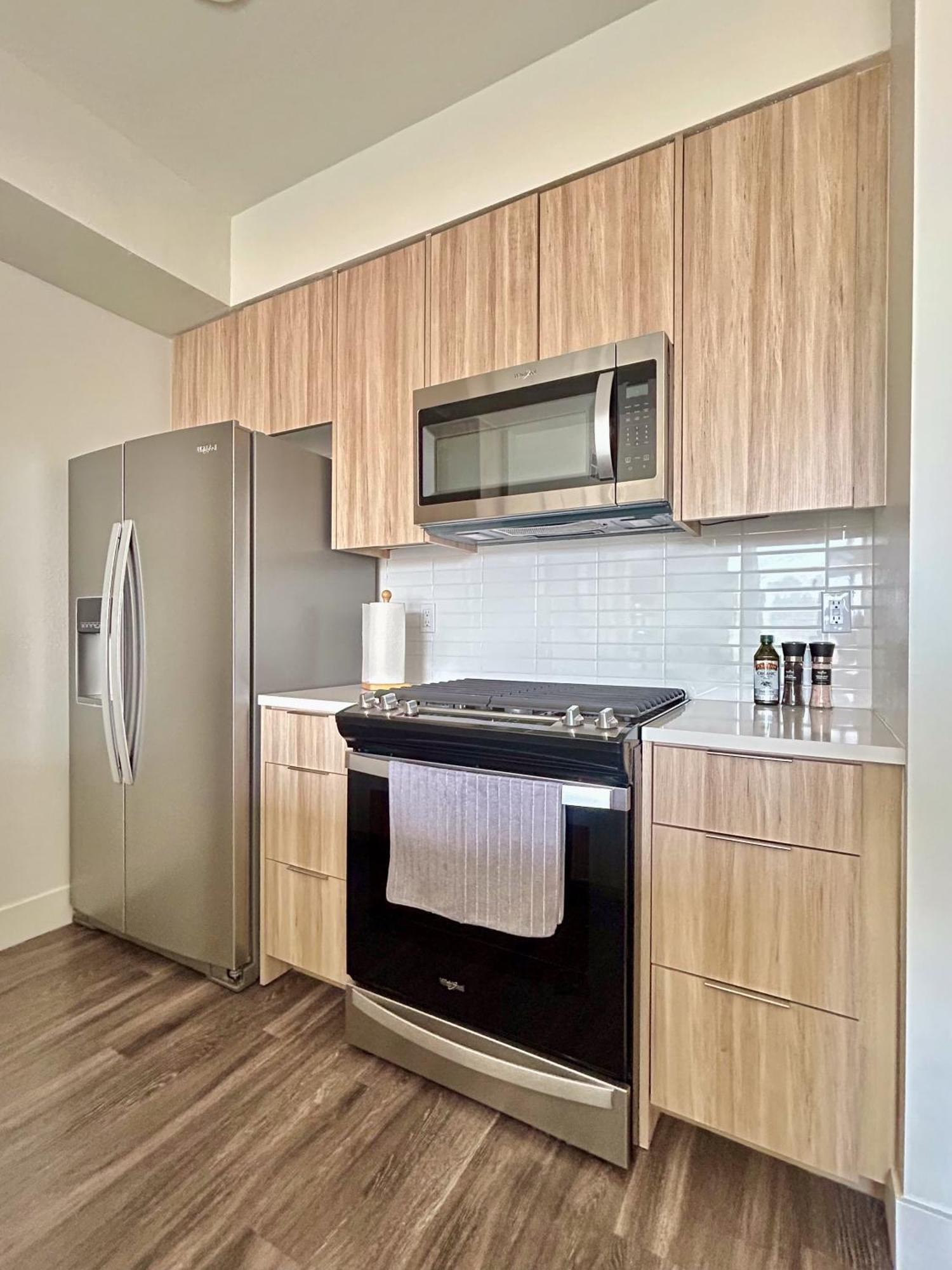 Trendy 2bd 2bth Steps From Downtown Santa Monica With Ocean Views! Los Angeles