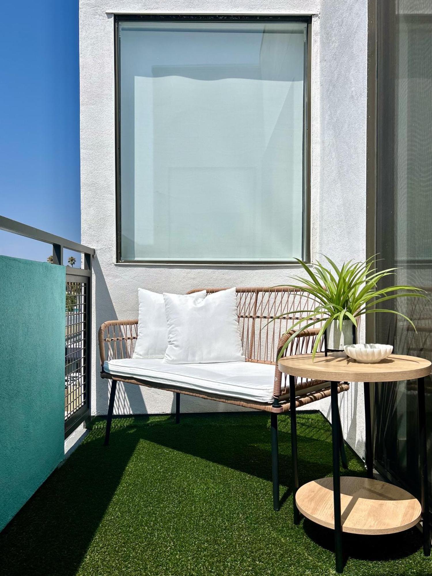 Trendy 2bd 2bth Steps From Downtown Santa Monica With Ocean Views! Apartment