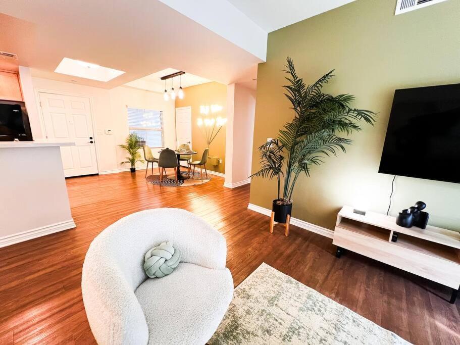 2 Bd 2 Ba In The Heart Of Encino 104 Los Angeles