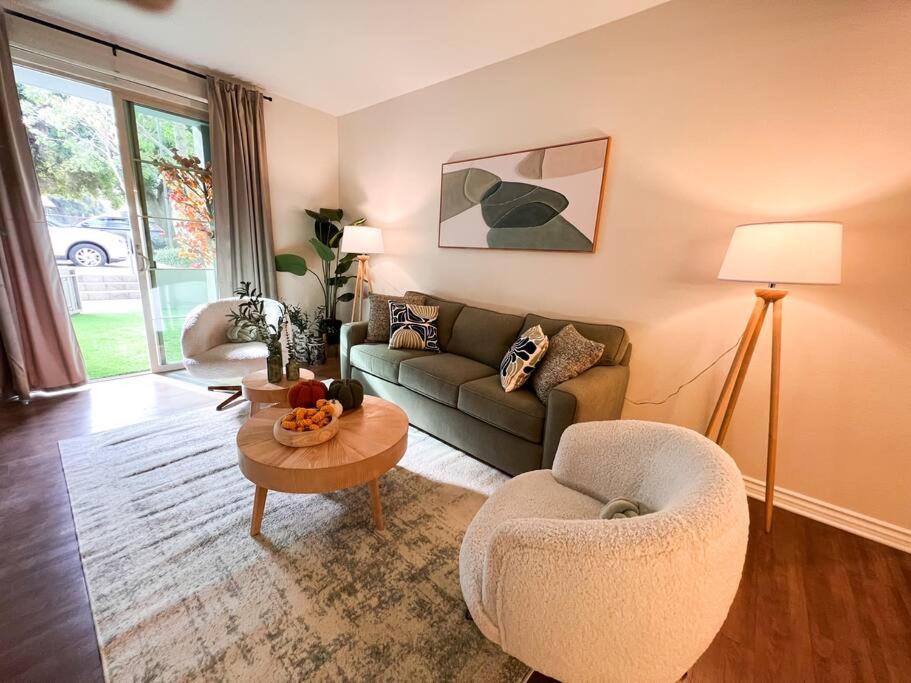2 Bd 2 Ba In The Heart Of Encino 104 Apartment