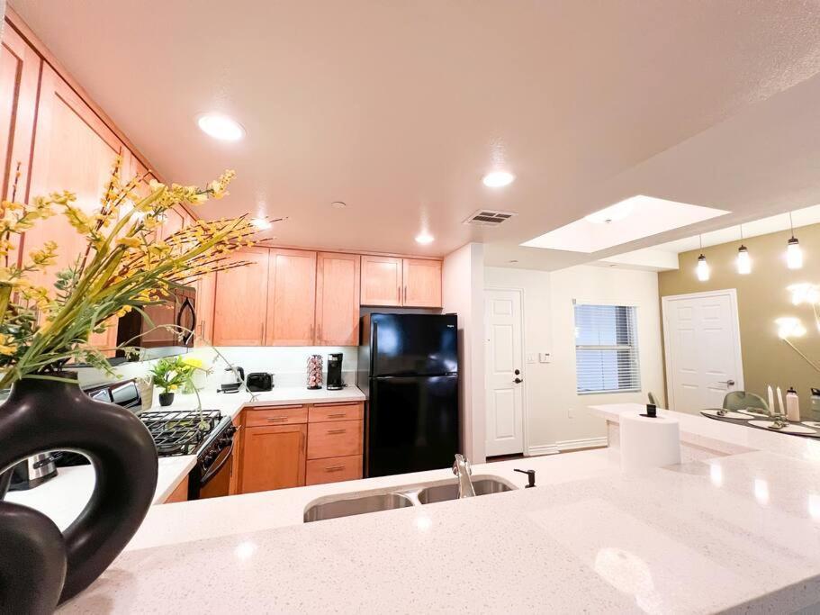 Apartment 2 Bd 2 Ba In The Heart Of Encino 104 *
