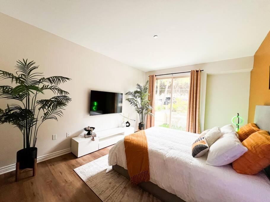 2 Bd 2 Ba In The Heart Of Encino 104 Apartment