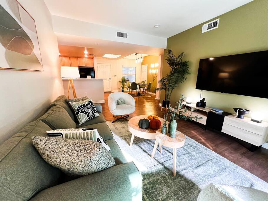 Apartment 2 Bd 2 Ba In The Heart Of Encino 104 *