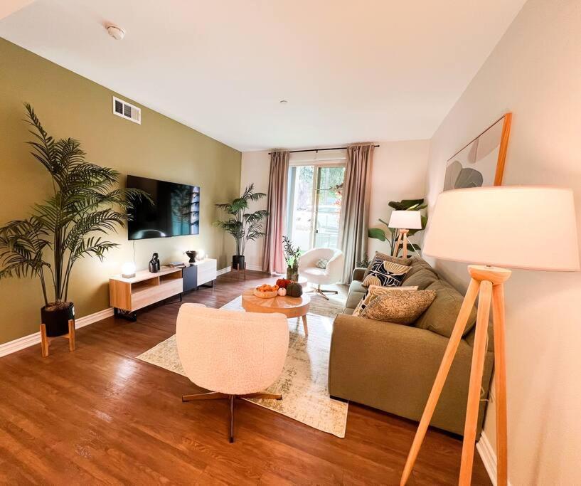 Apartment 2 Bd 2 Ba In The Heart Of Encino 104 Los Angeles