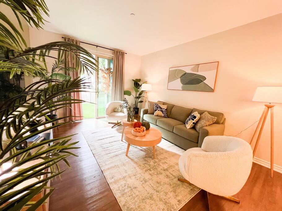 2 Bd 2 Ba In The Heart Of Encino 104 *