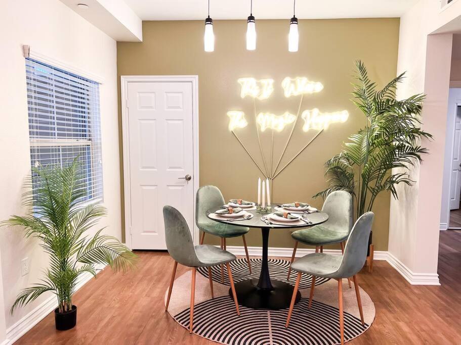 Apartment 2 Bd 2 Ba In The Heart Of Encino 104