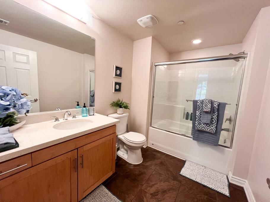 2 Bd 2 Ba In The Heart Of Encino 104
