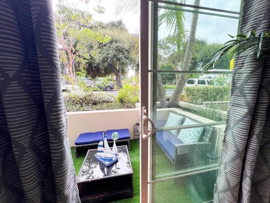 2 Bd 2 Ba In The Heart Of Encino 104 Apartment