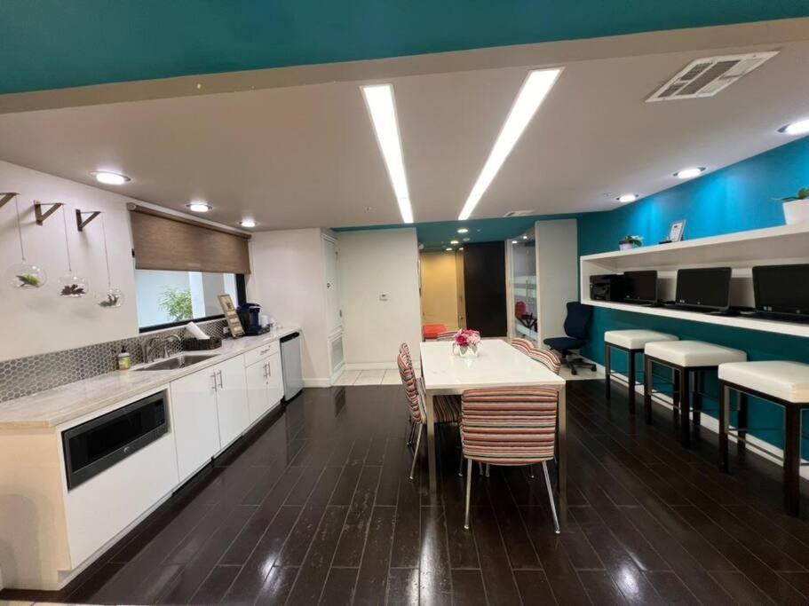 Apartment 2 Bd 2 Ba In The Heart Of Encino 104