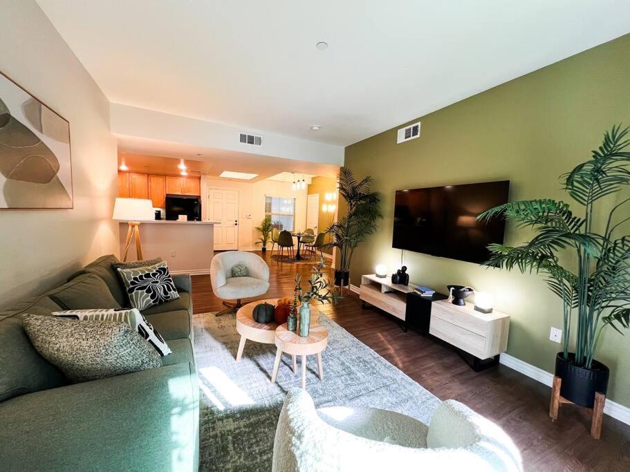 2 Bd 2 Ba In The Heart Of Encino 104