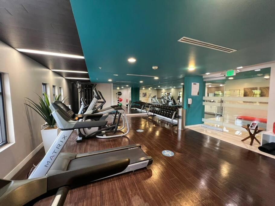 2 Bd 2 Ba In The Heart Of Encino 104 Apartment