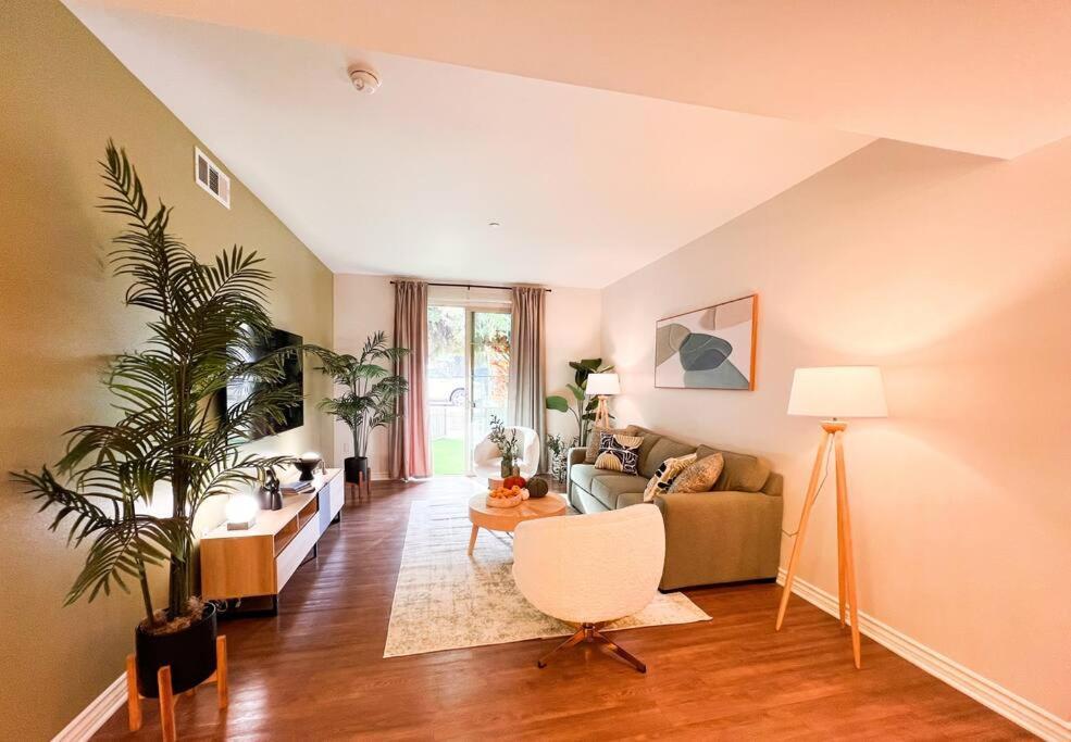 2 Bd 2 Ba In The Heart Of Encino 104 Apartment