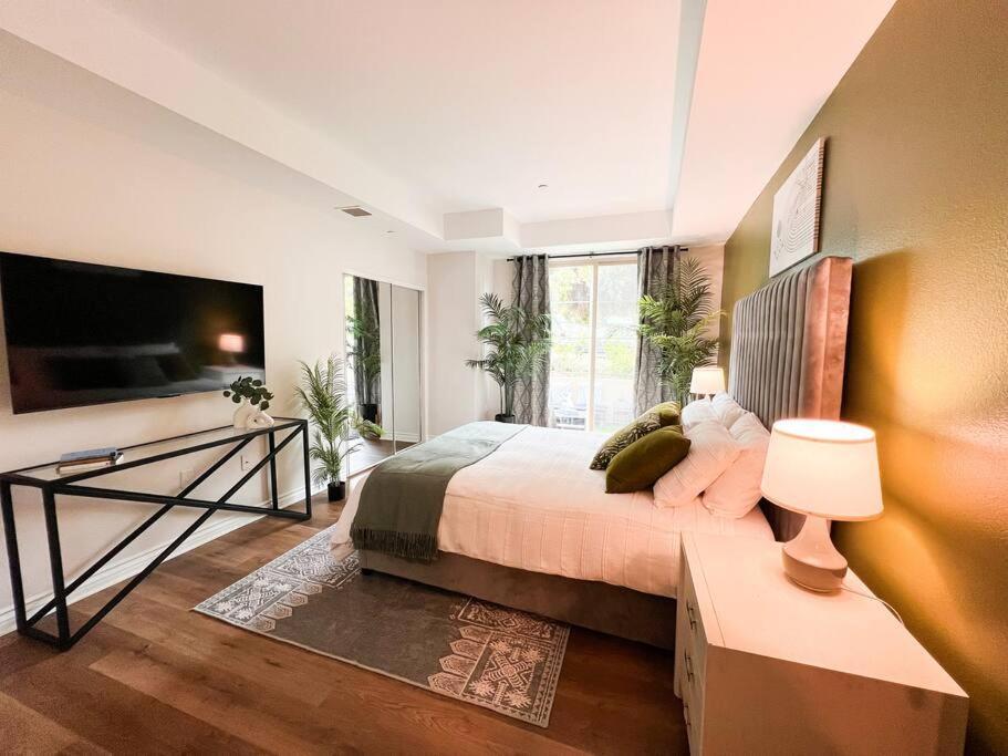Apartment 2 Bd 2 Ba In The Heart Of Encino 104