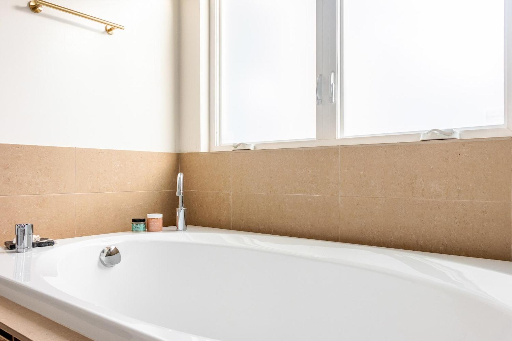 Cozy La Getaway With Hot Tub, 10 Min To