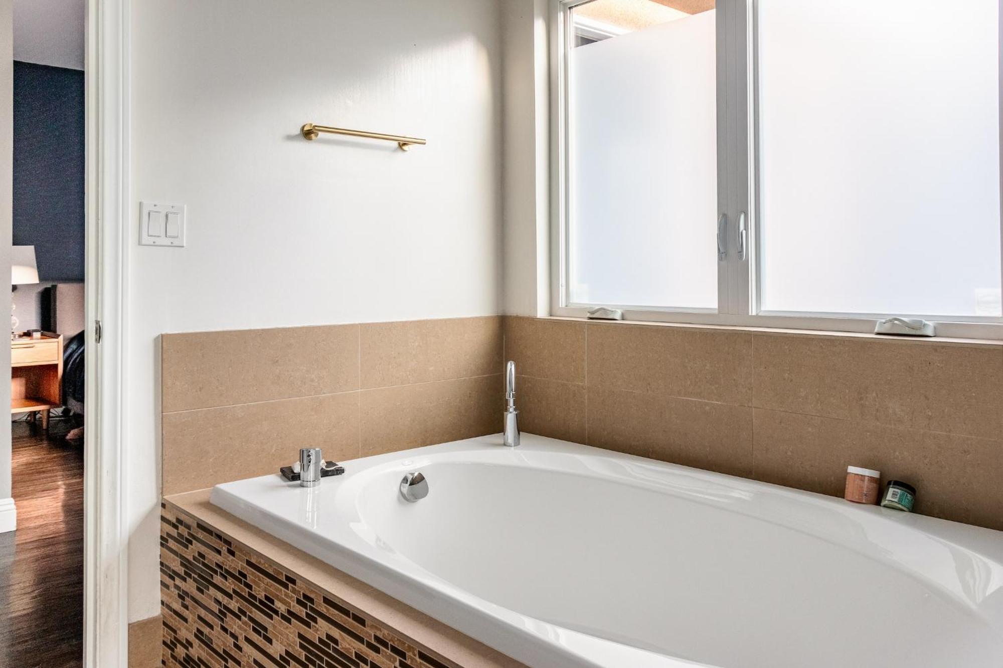 Cozy La Getaway With Hot Tub, 10 Min To Los Angeles