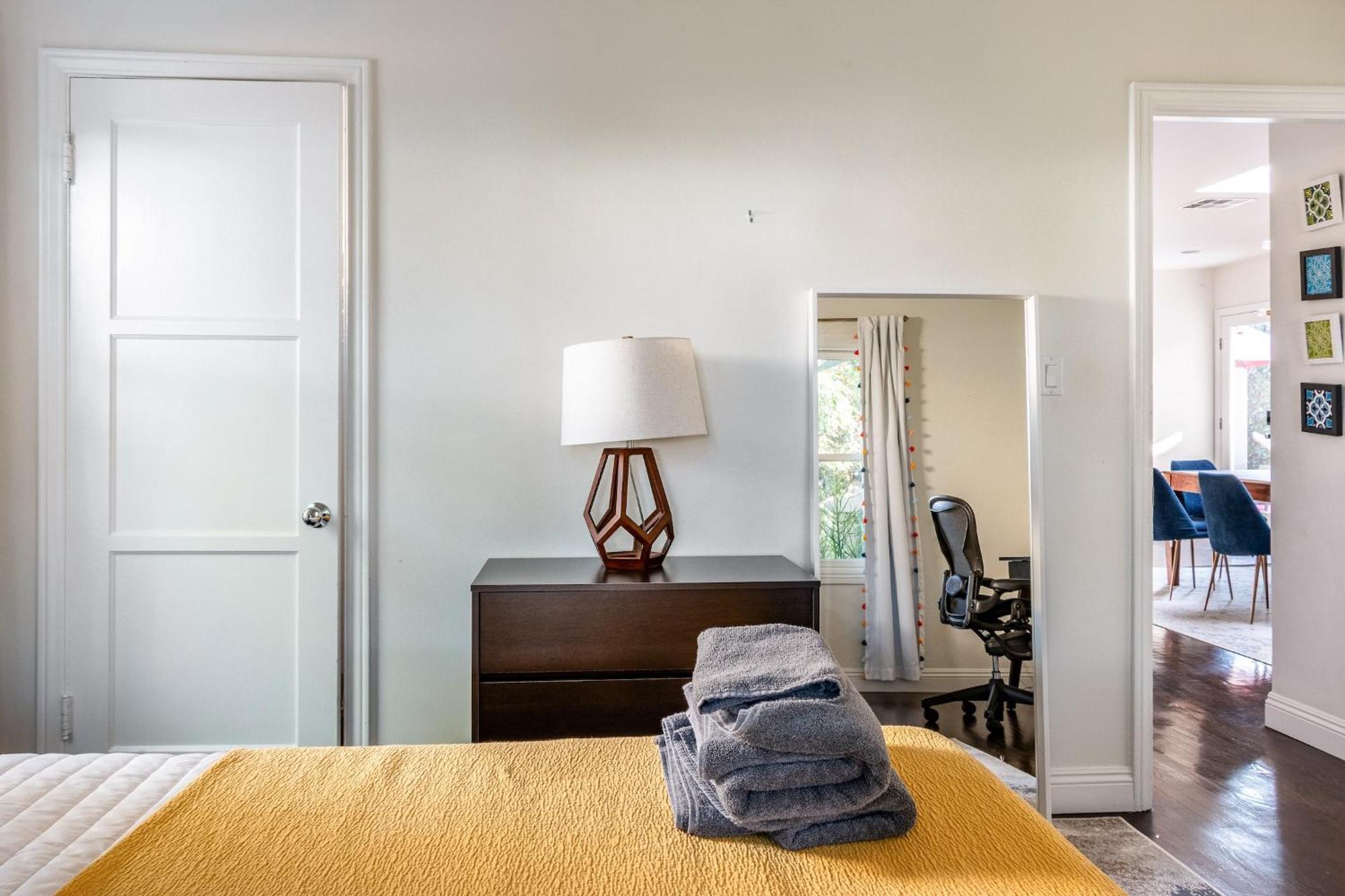Cozy La Getaway With Hot Tub, 10 Min To