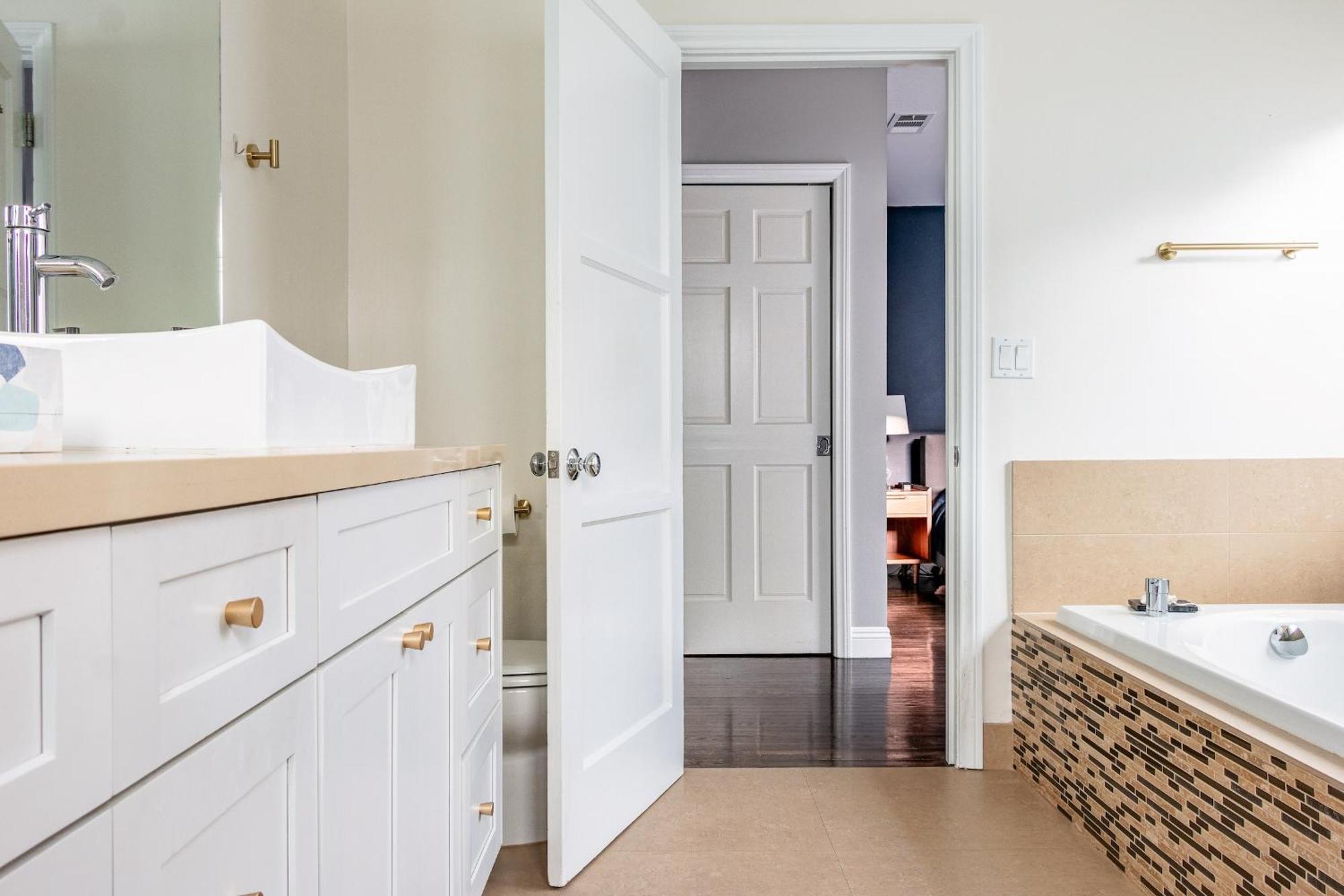 Cozy La Getaway With Hot Tub, 10 Min To