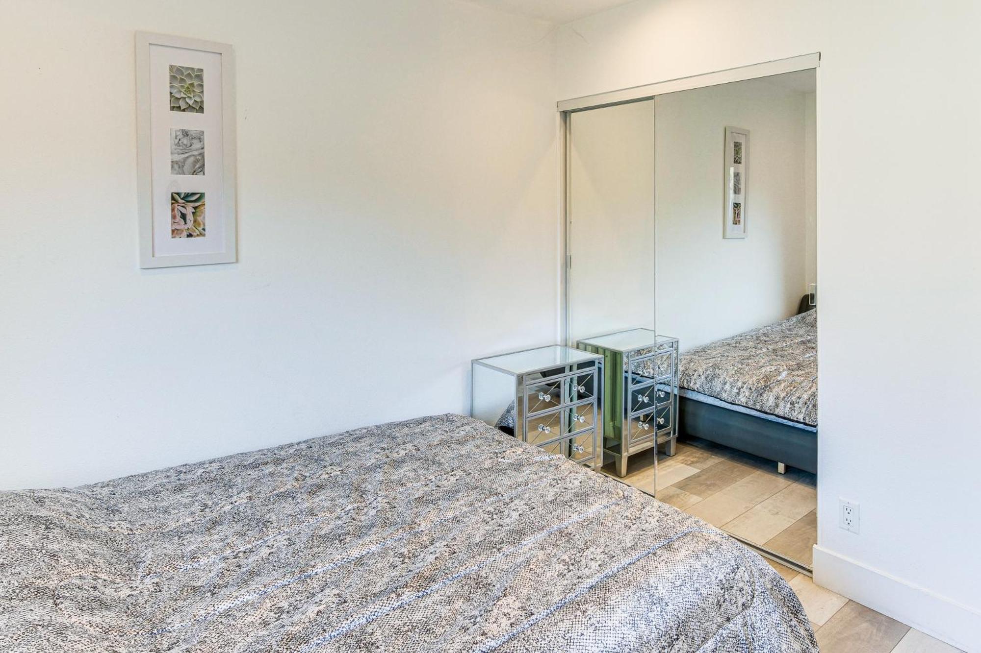 Chic Unit With Balconies And Pool In Woodland Hills! Holiday home