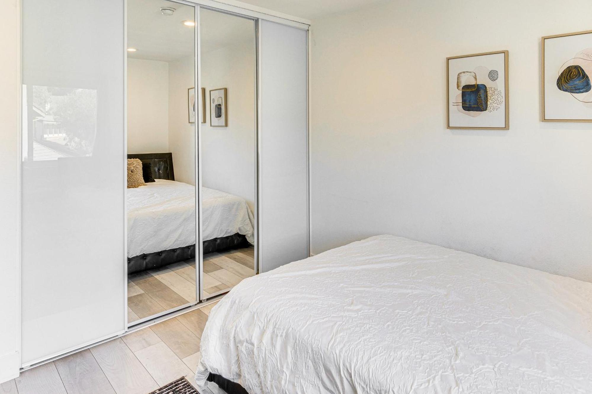 Chic Unit With Balconies And Pool In Woodland Hills! Los Angeles
