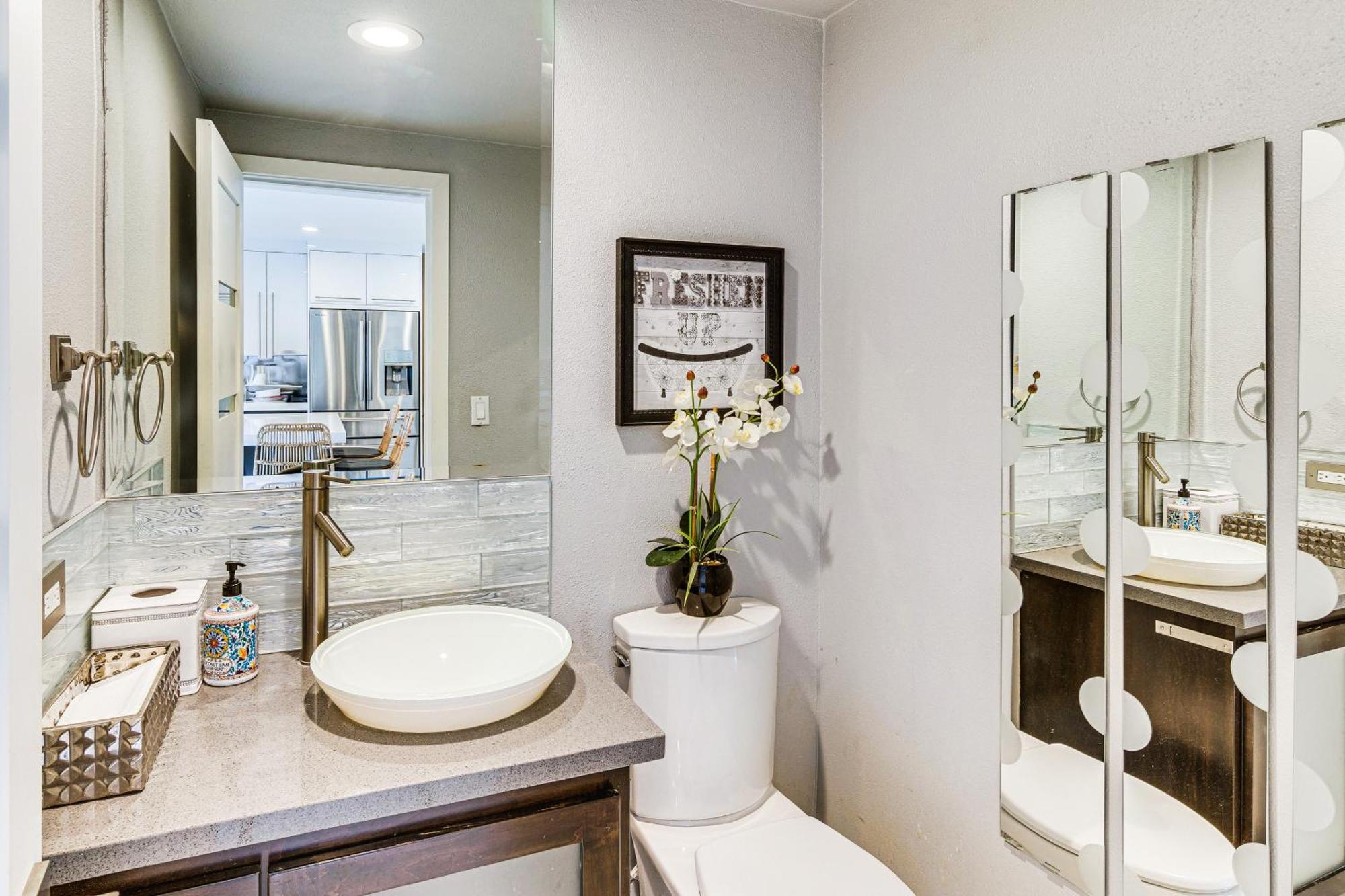 Holiday home Chic Unit With Balconies And Pool In Woodland Hills!