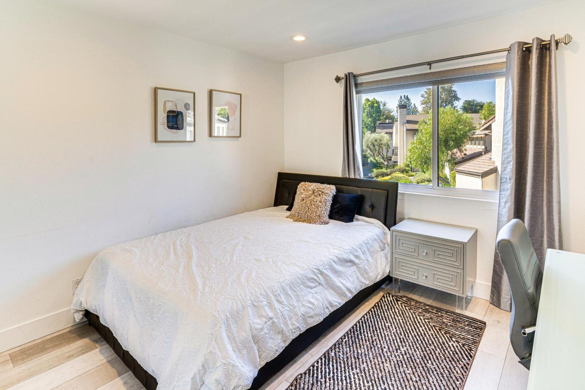 Chic Unit With Balconies And Pool In Woodland Hills! *