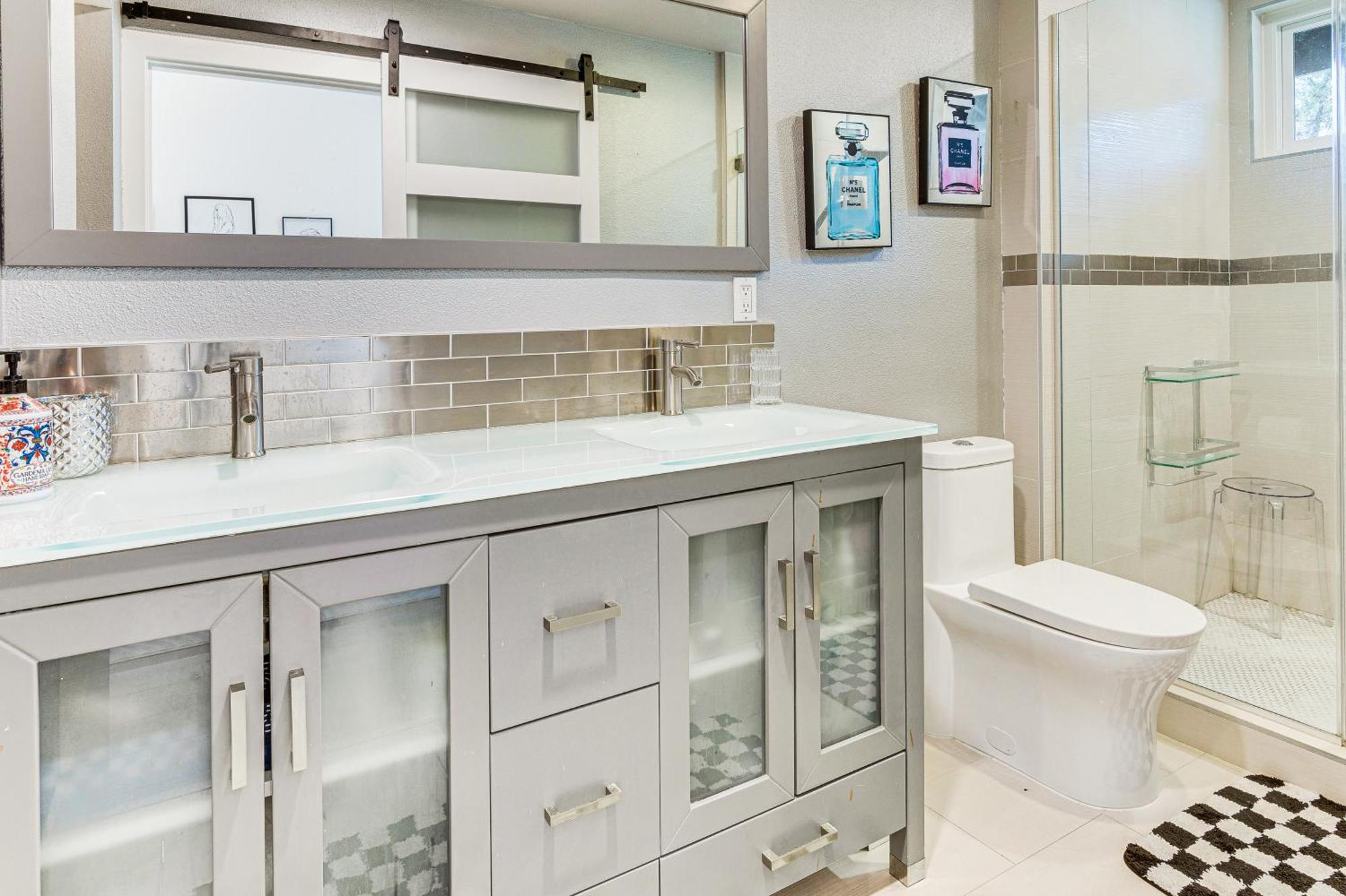 Chic Unit With Balconies And Pool In Woodland Hills! Holiday home Los Angeles