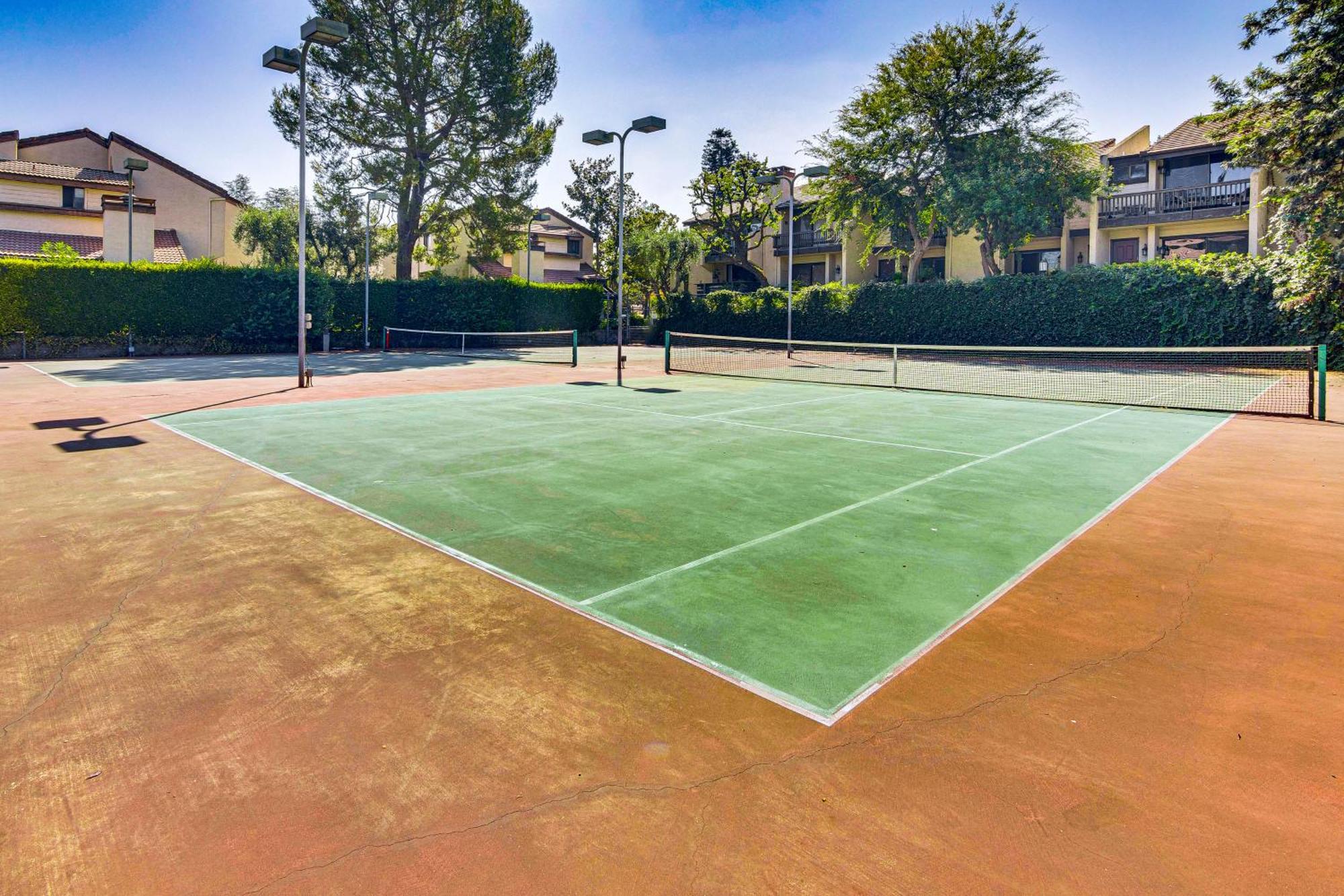 Chic Unit With Balconies And Pool In Woodland Hills! *
