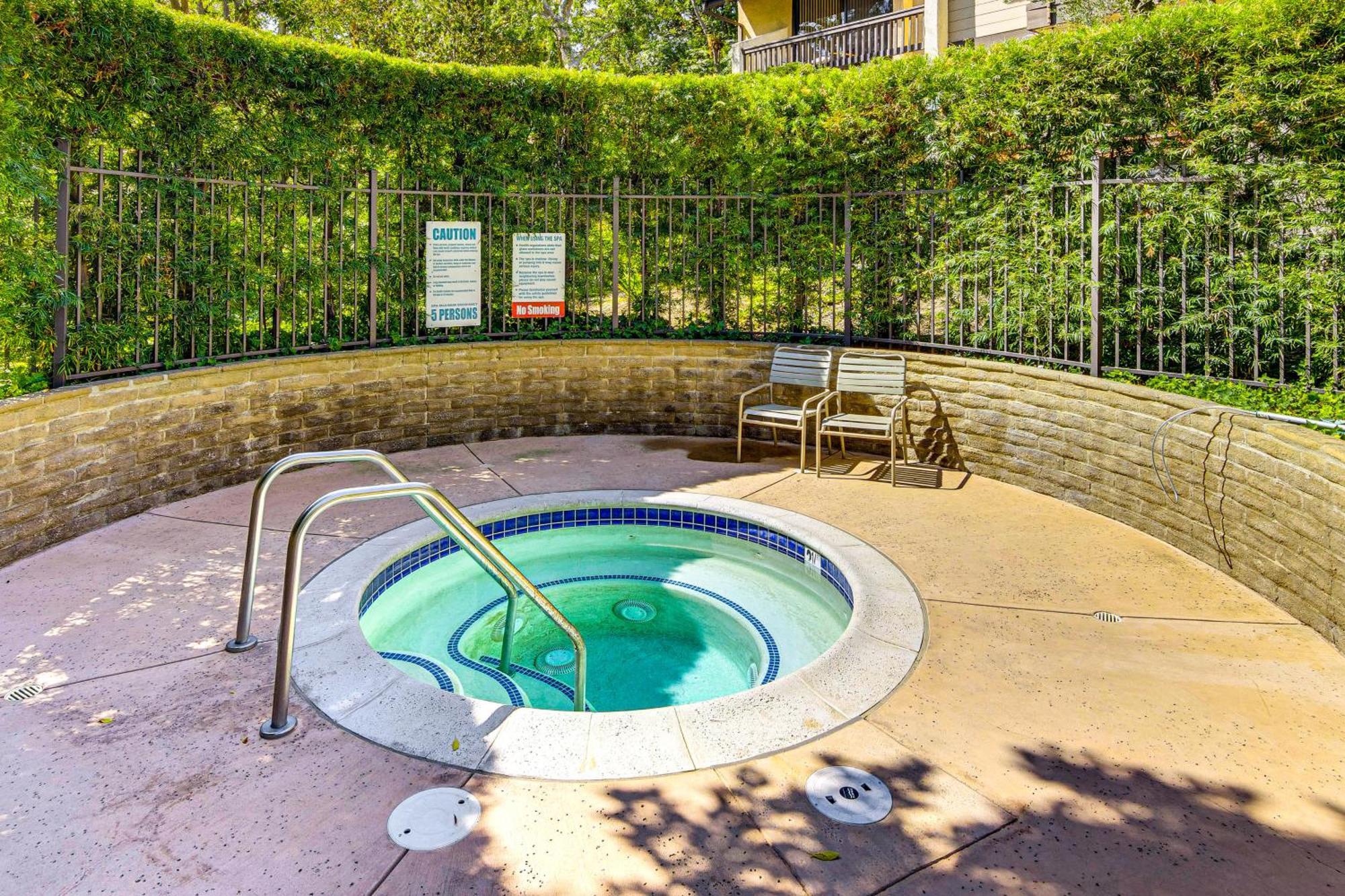 Chic Unit With Balconies And Pool In Woodland Hills! * Los Angeles