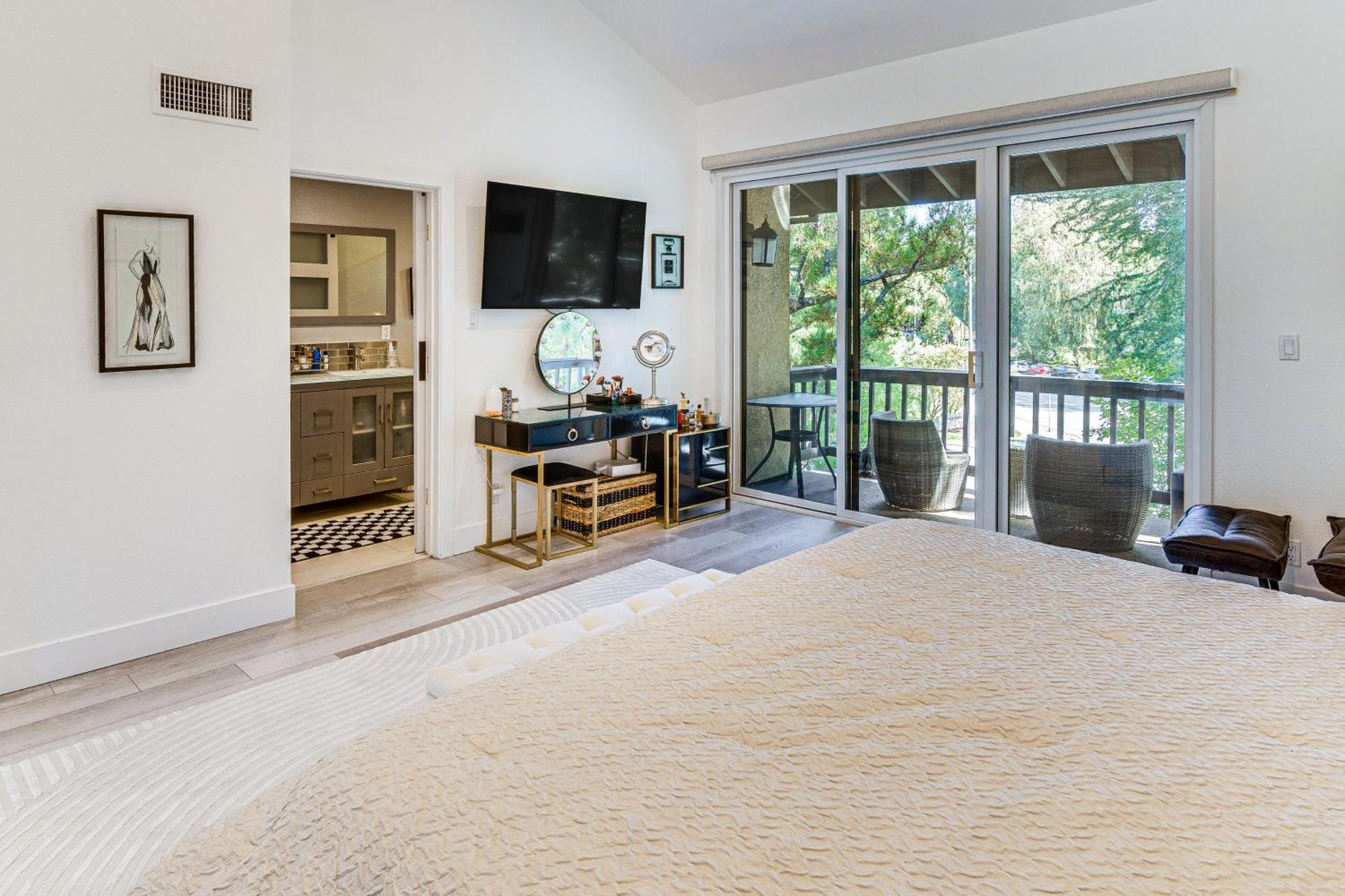 Chic Unit With Balconies And Pool In Woodland Hills! Holiday home Los Angeles