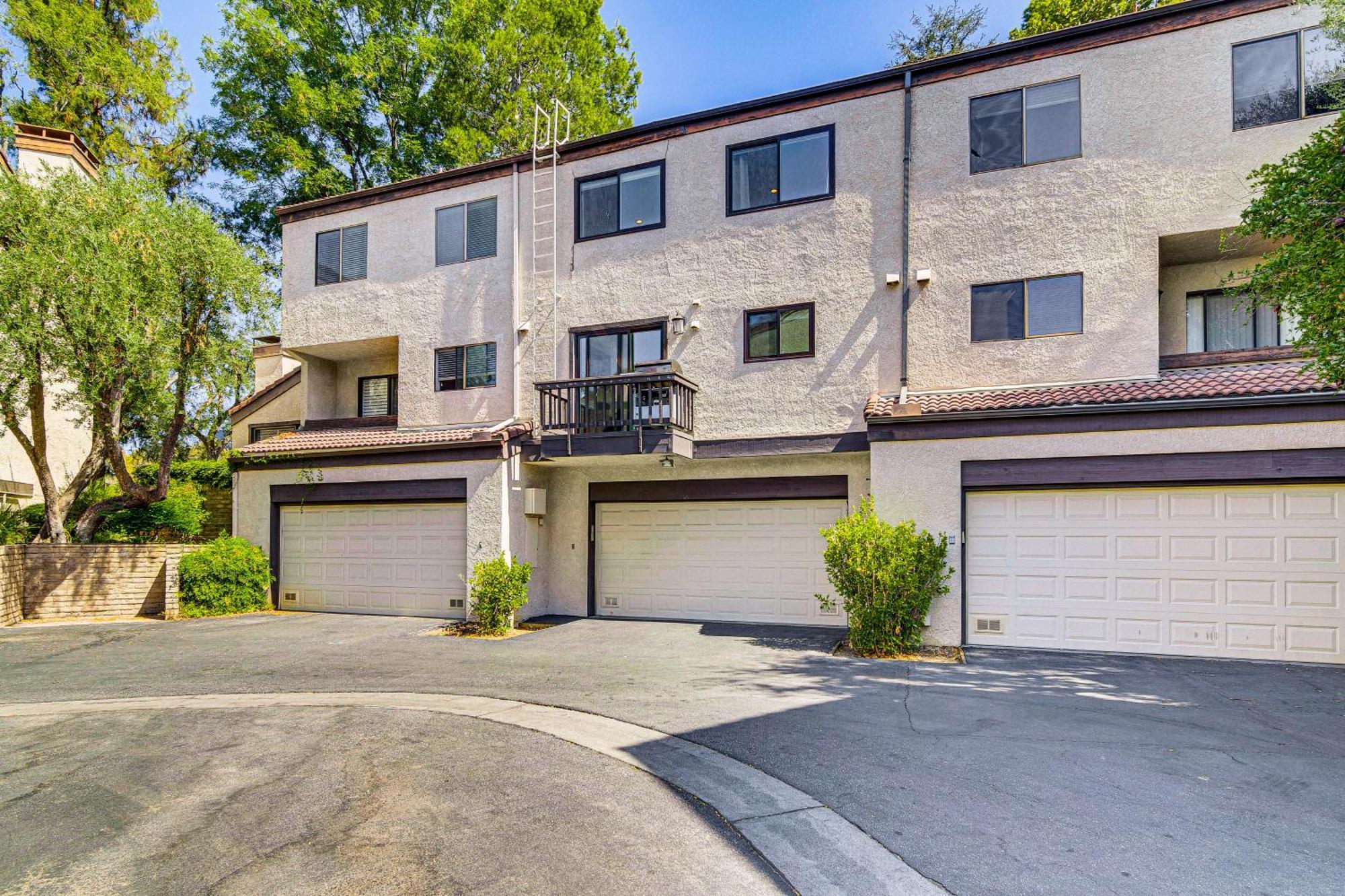 Holiday home Chic Unit With Balconies And Pool In Woodland Hills! Los Angeles