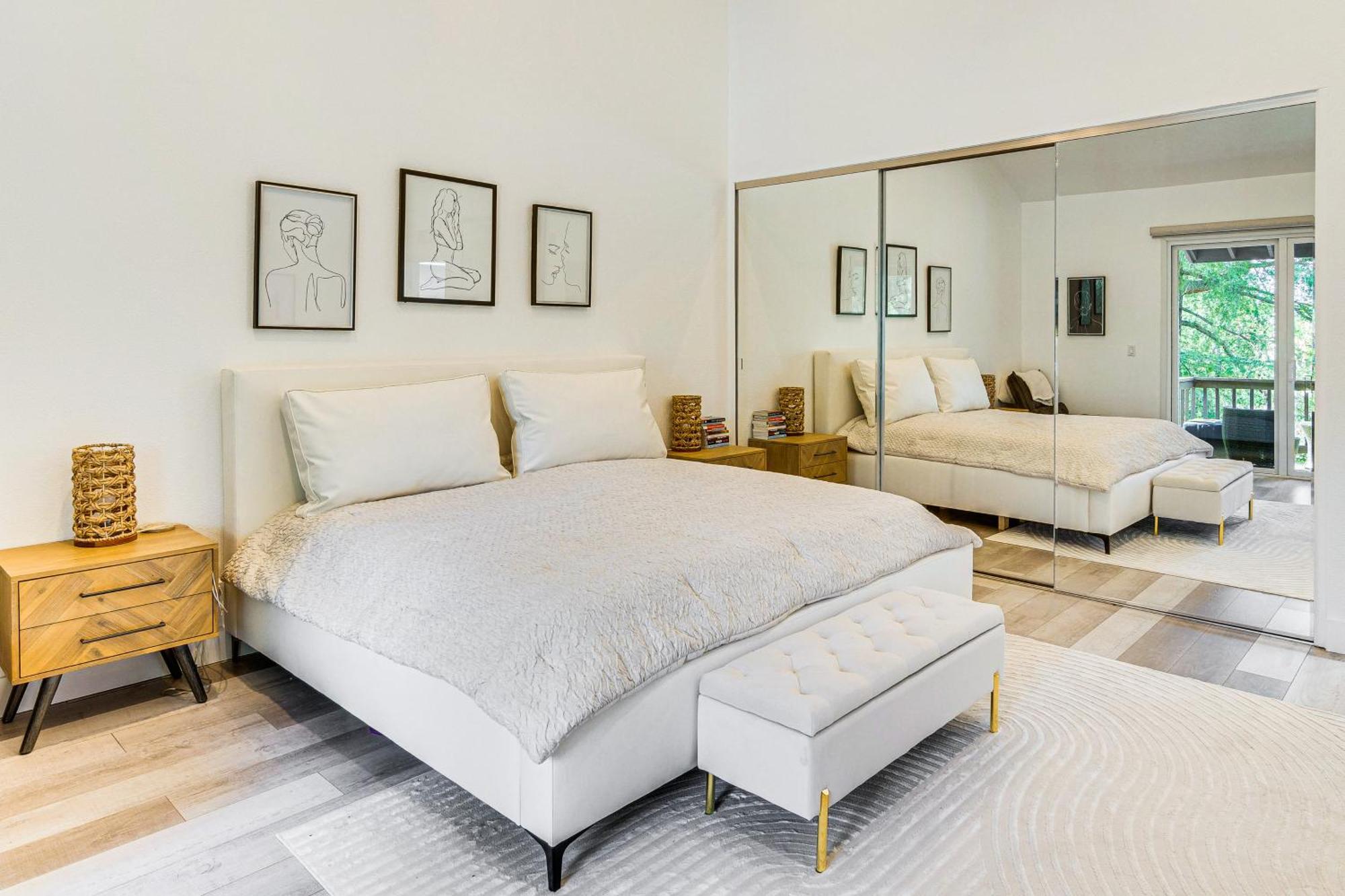 Chic Unit With Balconies And Pool In Woodland Hills! Los Angeles