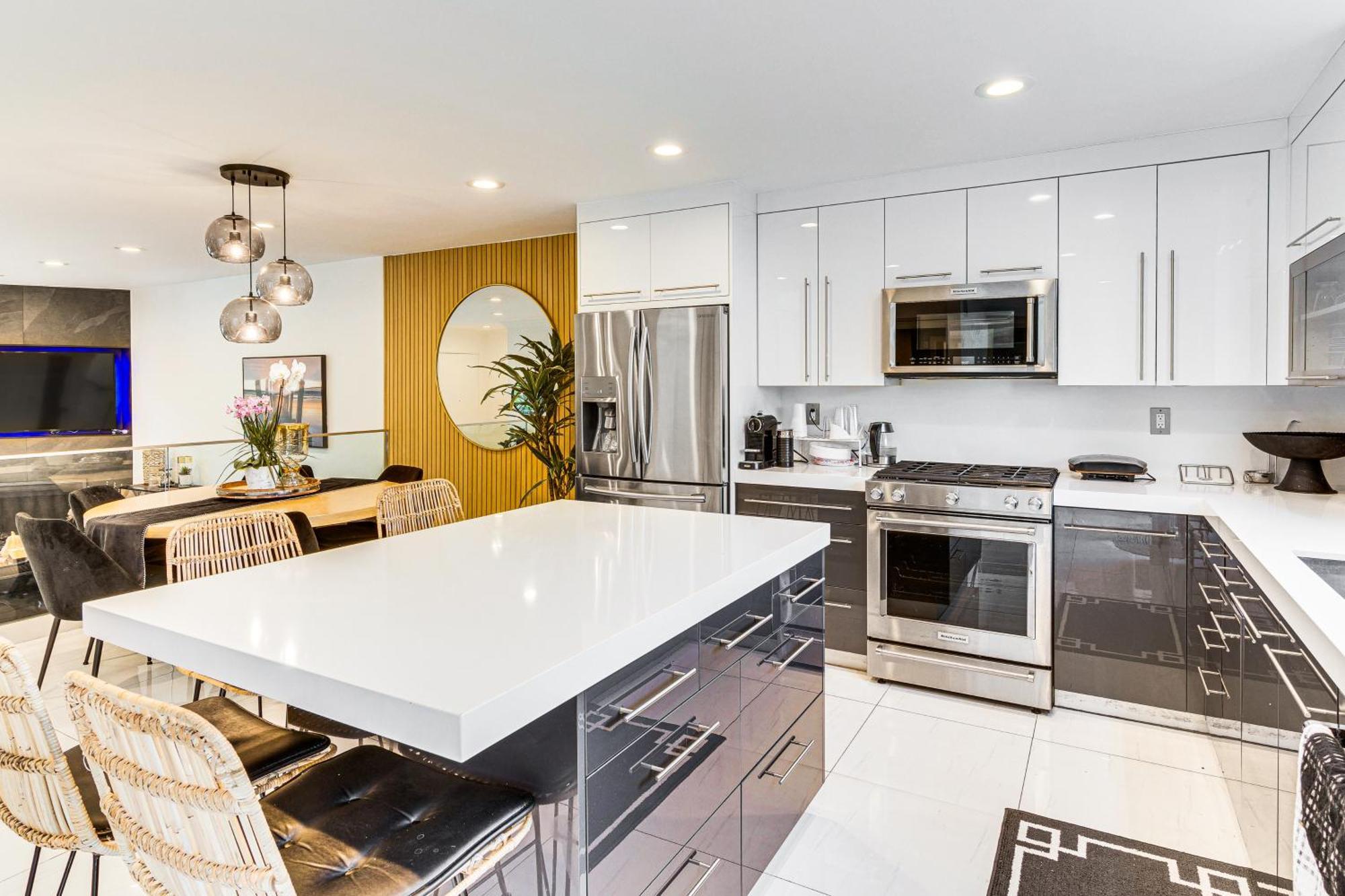 Chic Unit With Balconies And Pool In Woodland Hills! Holiday home *