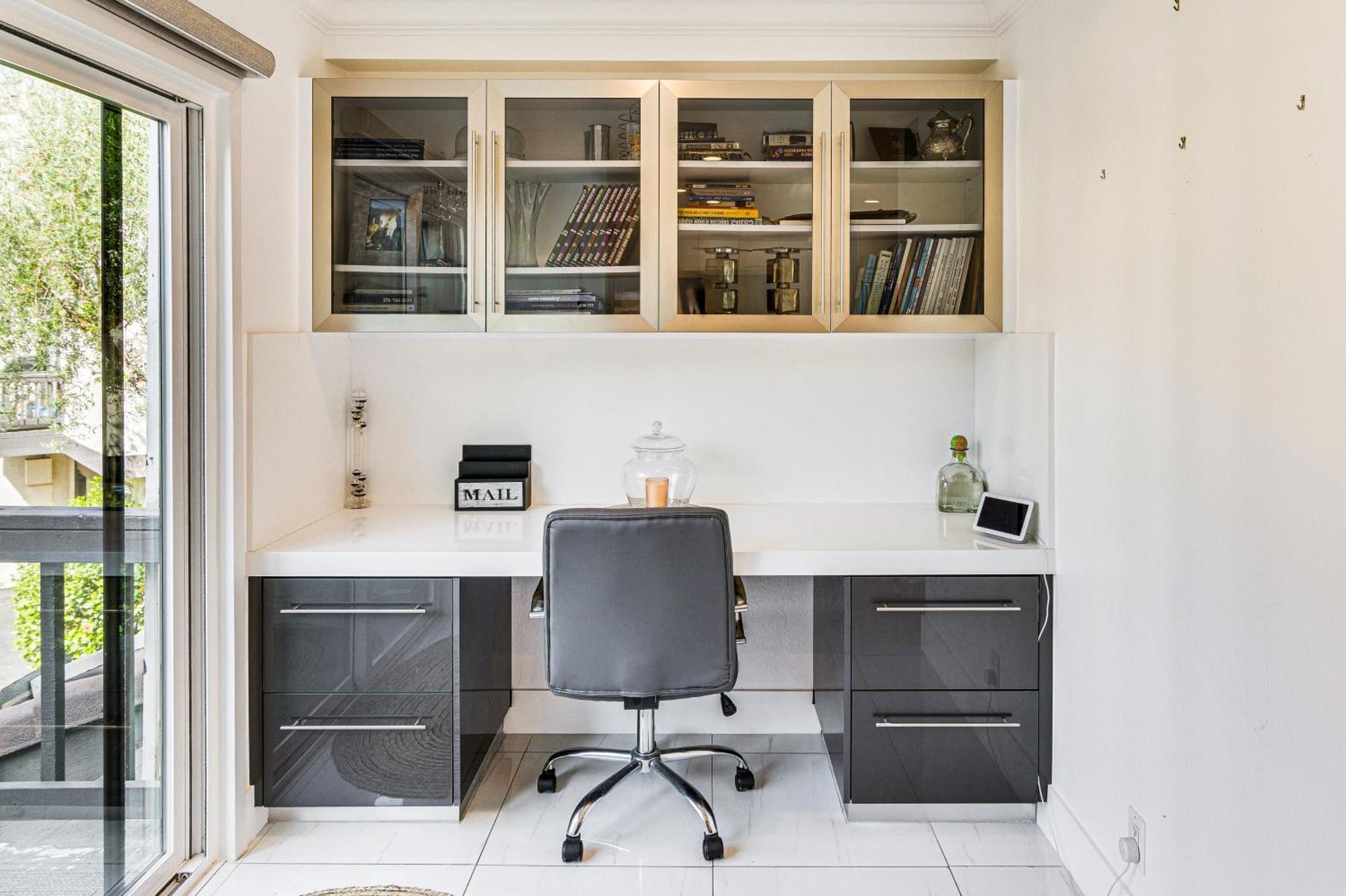 Holiday home Chic Unit With Balconies And Pool In Woodland Hills! *