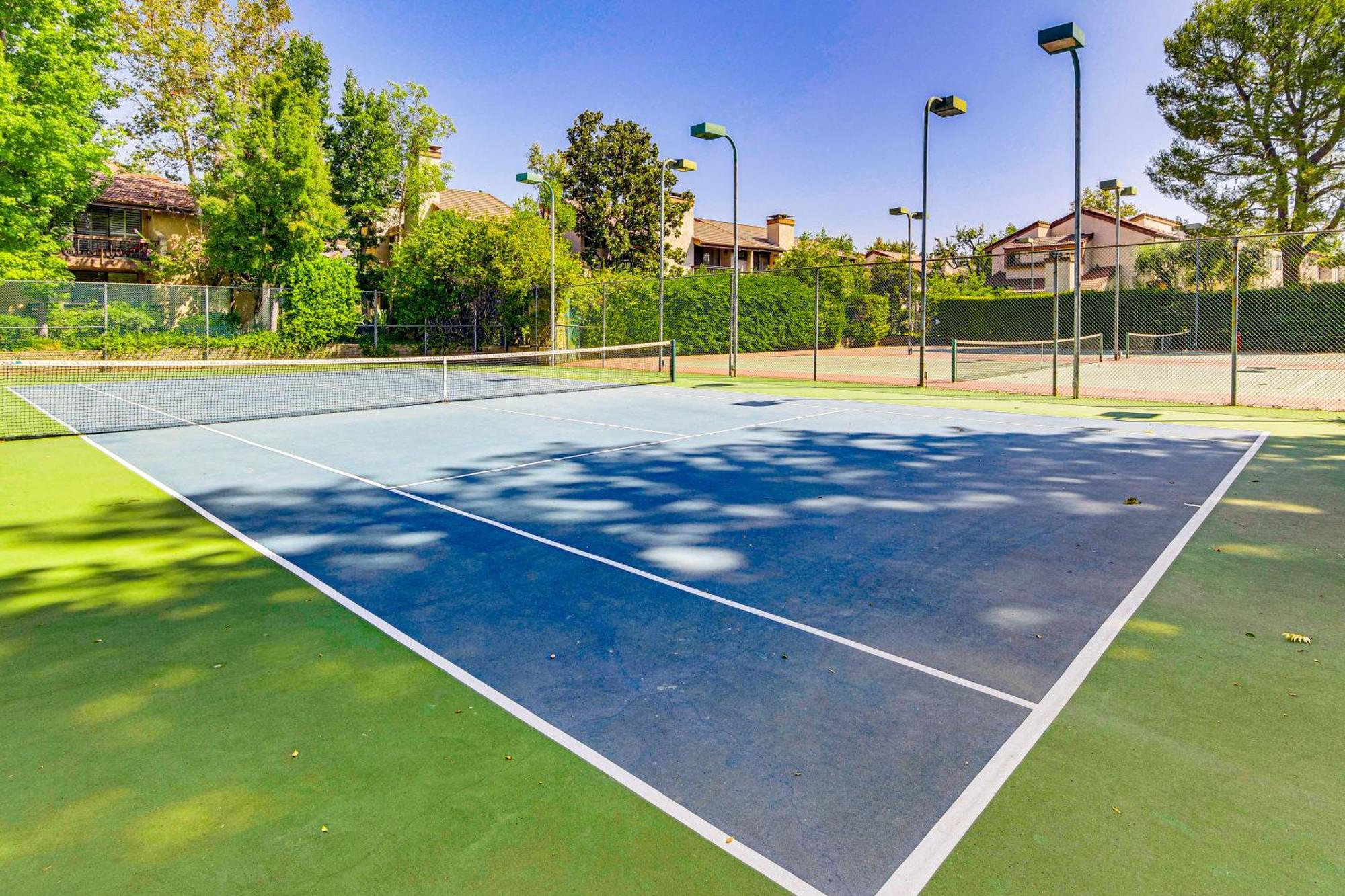 Chic Unit With Balconies And Pool In Woodland Hills! Holiday home Los Angeles