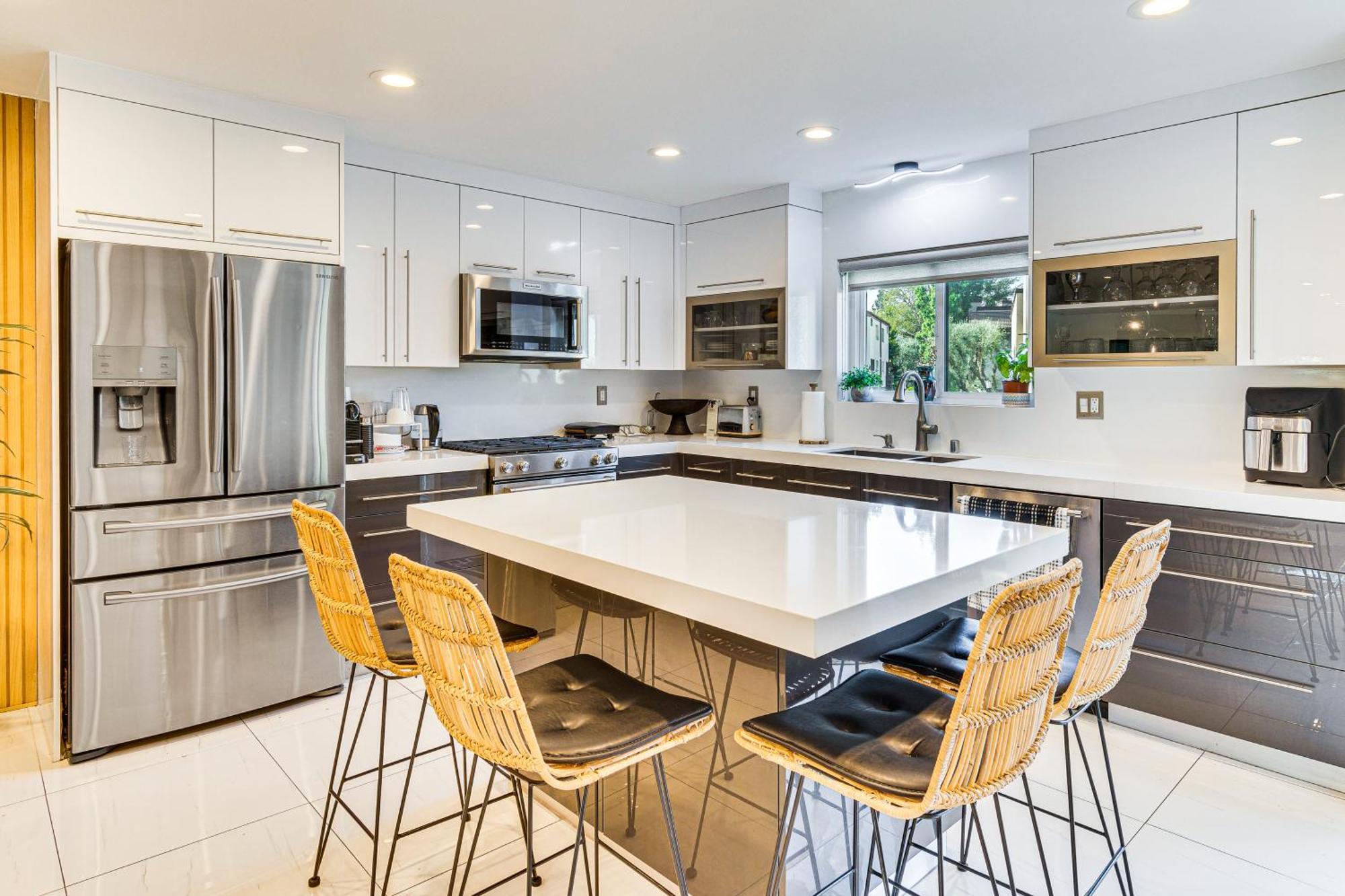 Holiday home Chic Unit With Balconies And Pool In Woodland Hills! Los Angeles