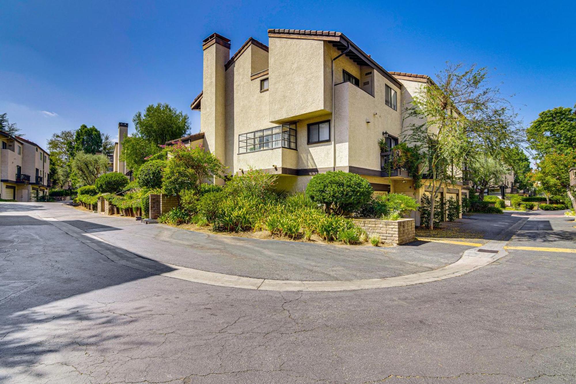Chic Unit With Balconies And Pool In Woodland Hills! * Los Angeles